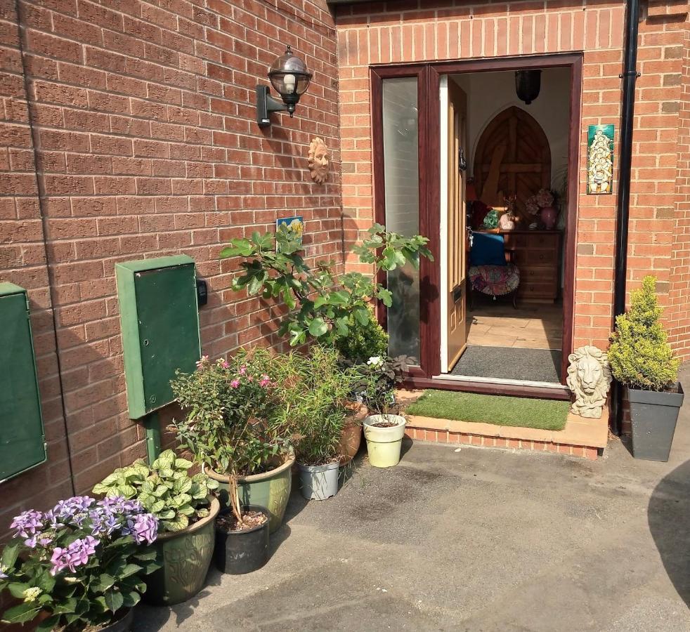 Self Contained Ground Floor Bedroom With Ensuite Wet Room Continental Breakfast Included Parking For 1 Car Outside Heanor Zewnętrze zdjęcie